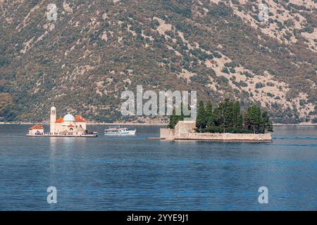 Bateau d'excursion approchant notre dame de l'île des rochers dans la baie de Kotor, Monténégro Banque D'Images