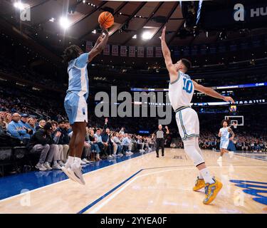 New York, New York, États-Unis. 21 décembre 2024. Le garde des talons goudron de Caroline du Nord IAN JACKSON (11 ans) tire le ballon sur le garde des Bruins de l'UCLA Lazar Stefanovic (10 ans) pendant la première mi-temps. (Crédit image : © Jordan Bank/ZUMA Press Wire) USAGE ÉDITORIAL SEULEMENT! Non destiné à UN USAGE commercial ! Banque D'Images