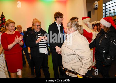 Franziska Giffey, Frank Zander, Elias Zander begrüßen die Gäste BEI Frank Zanders 30. Weihnachtsfeier für Obdachlose 2024 im Estrel Convention Center. *** Franziska Giffey, Frank Zander, Elias Zander accueillent les invités à la 30ème fête de Noël de Frank Zanders pour les sans-abri 2024 au Estrel Convention Center Banque D'Images