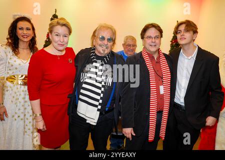 Franziska Giffey, Frank Zander, Marcus Zander mit Sohn Elias BEI Frank Zanders 30. Weihnachtsfeier für Obdachlose 2024 im Estrel Convention Center. *** Franziska Giffey, Frank Zander, Marcus Zander avec son fils Elias à Frank Zanders 30e fête de Noël pour les sans-abri 2024 au Centre de congrès Estrel Banque D'Images
