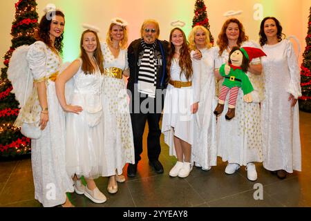 Frank Zander mit Engeln BEI Frank Zanders 30. Weihnachtsfeier für Obdachlose 2024 im Estrel Convention Center. Banque D'Images
