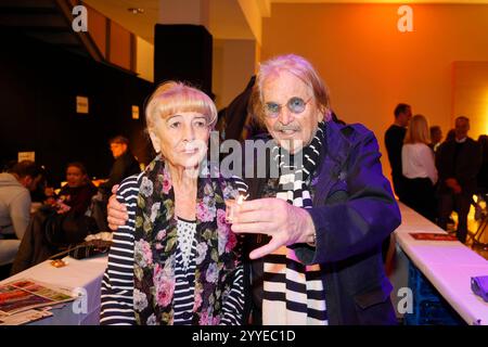 Frank Zander mit Ehefrau Evi BEI Frank Zanders 30. Weihnachtsfeier für Obdachlose 2024 im Estrel Convention Center. *** Frank Zander avec sa femme Evi à Frank Zanders 30e fête de Noël pour les sans-abri en 2024 au Centre de congrès Estrel Banque D'Images
