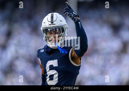 State College, Pennsylvanie, États-Unis. 21 décembre 2024. La sécurité des Nittany Lions de Penn State Zakee Wheatley (6 ans) réagit pendant le match de football NCAA entre les Mustangs de SMU et les Nittany Lions de Penn State au Beaver Stadium à State College, PA. Reggie Hildred/CSM/Alamy Live News Banque D'Images