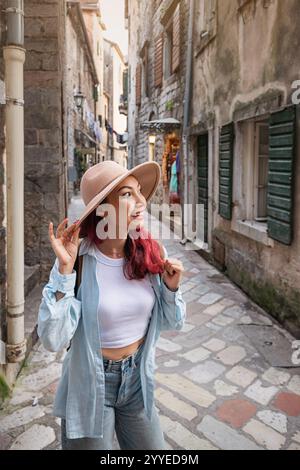 Jeune femme touriste avec sac à dos marchant dans la rue étroite dans la vieille ville européenne Banque D'Images