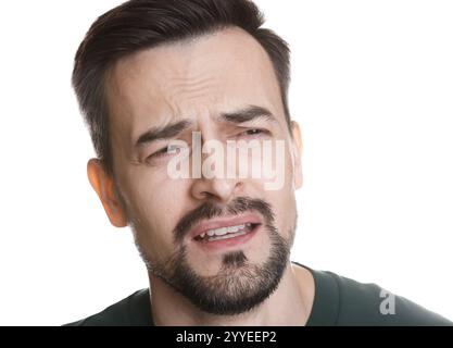 Portrait d'homme triste pleurant sur fond blanc Banque D'Images