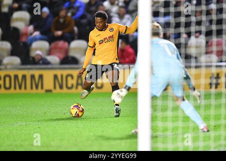 Newport, Royaume-Uni. 21 décembre 2024. Bobby Kamwa, du comté de Newport, marque le 5e but de son équipe. EFL football League Two match, comté de Newport contre MK dons à Rodney Parade à Newport, pays de Galles le samedi 21 décembre 2024. Cette image ne peut être utilisée qu'à des fins éditoriales. Usage éditorial uniquement, photo par crédit : Andrew Orchard sports Photography/Alamy Live News Banque D'Images