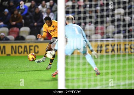 Newport, Royaume-Uni. 21 décembre 2024. Bobby Kamwa, du comté de Newport, marque le 5e but de son équipe. EFL football League Two match, comté de Newport contre MK dons à Rodney Parade à Newport, pays de Galles le samedi 21 décembre 2024. Cette image ne peut être utilisée qu'à des fins éditoriales. Usage éditorial uniquement, photo par crédit : Andrew Orchard sports Photography/Alamy Live News Banque D'Images