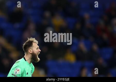Cardiff, Royaume-Uni. 21 décembre 2024. Jak Alnwick, le gardien de Cardiff City regarde. EFL Skybet championnat match, Cardiff City v Sheffield Utd au Cardiff City Stadium de Cardiff, pays de Galles, samedi 21 décembre 2024. Cette image ne peut être utilisée qu'à des fins éditoriales. Usage éditorial exclusif, photo par Andrew Orchard/Andrew Orchard photographie sportive/Alamy Live News crédit : Andrew Orchard photographie sportive/Alamy Live News Banque D'Images
