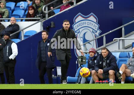 Cardiff, Royaume-Uni. 21 décembre 2024. Ömer Riza, le manager de Cardiff City réagit sur la ligne de touche . EFL Skybet championnat match, Cardiff City v Sheffield Utd au Cardiff City Stadium de Cardiff, pays de Galles, samedi 21 décembre 2024. Cette image ne peut être utilisée qu'à des fins éditoriales. Usage éditorial exclusif, photo par Andrew Orchard/Andrew Orchard photographie sportive/Alamy Live News crédit : Andrew Orchard photographie sportive/Alamy Live News Banque D'Images