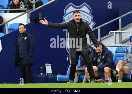 Cardiff, Royaume-Uni. 21 décembre 2024. Ömer Riza, le manager de Cardiff City réagit sur la ligne de touche . EFL Skybet championnat match, Cardiff City v Sheffield Utd au Cardiff City Stadium de Cardiff, pays de Galles, samedi 21 décembre 2024. Cette image ne peut être utilisée qu'à des fins éditoriales. Usage éditorial exclusif, photo par Andrew Orchard/Andrew Orchard photographie sportive/Alamy Live News crédit : Andrew Orchard photographie sportive/Alamy Live News Banque D'Images