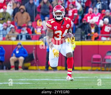 Kansas City, États-Unis. 21 décembre 2024. Samaje Perine (34 ans), les Chiefs de Kansas City Running Back, se lance dans une grande course pour sceller la victoire contre les Texans de Houston au stade Arrowhead de Kansas City, Missouri, le samedi 21 décembre 2024. Photo de Jon Robichaud/UPI crédit : UPI/Alamy Live News Banque D'Images