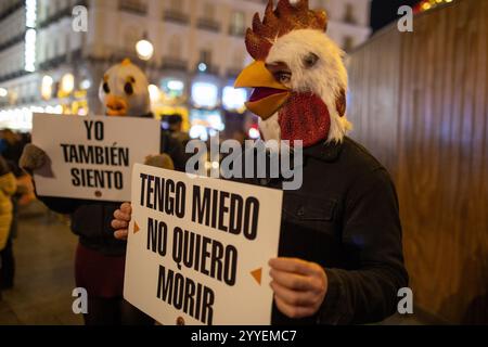 Madrid, Espagne. 21 décembre 2024. Les activistes portant des masques d'animaux tiennent des pancartes lors d'un rassemblement pour les droits des animaux. Des militants pro-animaux de 'animal Save' ont joué à Madrid Puerta del sol avec le slogan : 'Noël : la fête des abattoirs'. (Photo de David Canales/SOPA images/SIPA USA) crédit : SIPA USA/Alamy Live News Banque D'Images