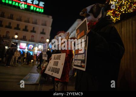 Madrid, Espagne. 21 décembre 2024. Les activistes portant des masques d'animaux tiennent des pancartes lors d'un rassemblement pour les droits des animaux. Des militants pro-animaux de 'animal Save' ont joué à Madrid Puerta del sol avec le slogan : 'Noël : la fête des abattoirs'. (Photo de David Canales/SOPA images/SIPA USA) crédit : SIPA USA/Alamy Live News Banque D'Images