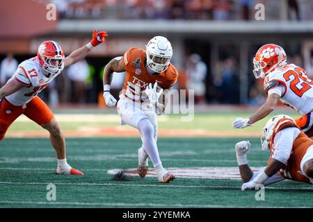 Austin, Texas, États-Unis. 21 décembre 2024. Le Texas Running Back Jaydon Blue (23 ans) porte le ballon lors de la première moitié du match des séries éliminatoires du premier tour entre les Texas Longhorns et les Clemson Tigers le 21 décembre 2024 à Austin, Texas. Texas a gagné, 38-24. (Crédit image : © Scott Coleman/ZUMA Press Wire) USAGE ÉDITORIAL SEULEMENT! Non destiné à UN USAGE commercial ! Banque D'Images