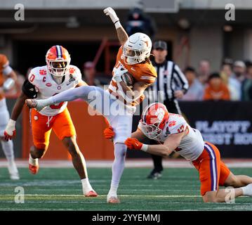Austin, Texas, États-Unis. 21 décembre 2024. Le Texas Running Back Jaydon Blue (23 ans) porte le ballon lors de la première moitié du match des séries éliminatoires du premier tour entre les Texas Longhorns et les Clemson Tigers le 21 décembre 2024 à Austin, Texas. Texas a gagné, 38-24. (Crédit image : © Scott Coleman/ZUMA Press Wire) USAGE ÉDITORIAL SEULEMENT! Non destiné à UN USAGE commercial ! Banque D'Images