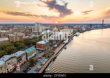 Vue aérienne de Savannah, vieille ville historique en Géorgie. Architecture des bâtiments River Street la nuit Banque D'Images