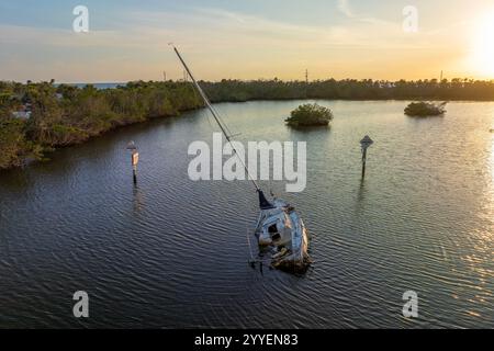 Vue aérienne d'un voilier coulé sur les eaux peu profondes de la baie après l'ouragan à Manasota, Floride Banque D'Images