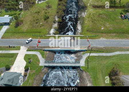 Véhicule des forces de l'ordre sur le chantier. Barrage routier lors de la reconstruction du pont routier endommagé détruit par la rivière après que les eaux d'inondation ont emporté l'asphalte Banque D'Images