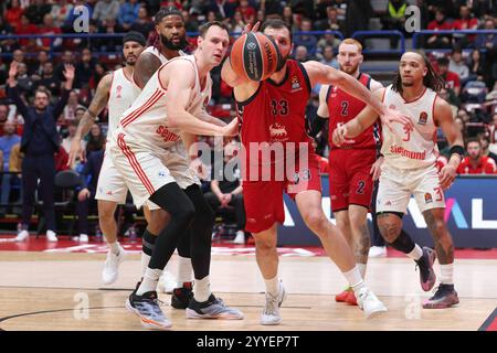 Milan, Italie. 21 décembre 2024. Italie, Milan, 2024-12-20 : Nikola Mirotic (Armani) se bat pour le ballon dans le 3ème quart-temps lors du match de basket EA7 Emporio Armani Milan vs FC Bayern Munich, EuroLeague 2024-2025 Round 17, au Forum Unipol Italie, Milan, 2024 11 07 : EA7 Emporio Armani Milan vs FC Bayern Munich, EuroLeague 2024/2025, Round 17, disputé au Forum Unipol. (Photo de Fabrizio Andrea Bertani/Pacific Press) crédit : Pacific Press Media production Corp./Alamy Live News Banque D'Images