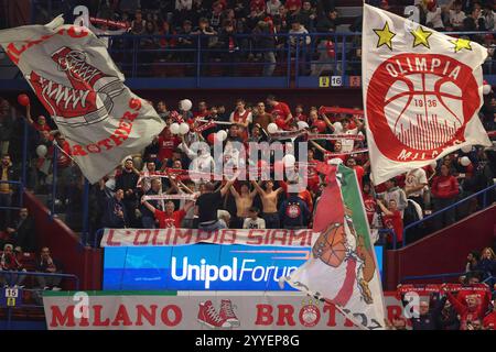 Milan, Italie. 21 décembre 2024. Italie, Milan, 2024-12-20 : les supporters d'Armani Milan agitent les drapeaux dans les gradins lors du match de basket EA7 Emporio Armani Milan vs FC Bayern Munich, EuroLeague 2024-2025 Round 17, au Forum Unipol Italie, Milan, 2024 11 07 : EA7 Emporio Armani Milan vs FC Bayern Munich, EuroLeague 2024/2025, Round 17, disputé au Forum Unipol. (Photo de Fabrizio Andrea Bertani/Pacific Press) crédit : Pacific Press Media production Corp./Alamy Live News Banque D'Images