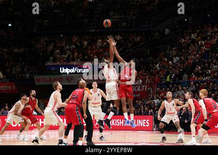 Milan, Italie. 21 décembre 2024. Italie, Milan, 2024-12-20 : Devin Booker (Bayern) et Zach Leday (Armani) tirent un coup de pouce lors du match de basket EA7 Emporio Armani Milan vs FC Bayern Munich, EuroLeague 2024-2025 Round 17, au Forum Unipol Italie, Milan, 2024 11 07 : EA7 Emporio Armani Milan vs FC Bayern Munich, EuroLeague 2024/2025, Round 17, disputé au Forum Unipol. (Photo de Fabrizio Andrea Bertani/Pacific Press) crédit : Pacific Press Media production Corp./Alamy Live News Banque D'Images