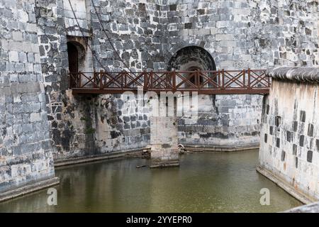 Cuba, la Havane. Le Castillo de la Real Force, château de la Force royale, borde le côté ouest de la Plaza de Armas. SITE CLASSÉ AU PATRIMOINE MONDIAL DE L'UNESCO. 2016-0 Banque D'Images