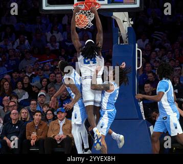 L'attaquant des Bruins de l'UCLA William Kyle III (24) dunque sur les défenseurs Tar Heels de Caroline du Nord lors de la classique sportive CBS au Madison Square Garden à New York le samedi 21 décembre 2024. Duncan Williams/CSM Banque D'Images