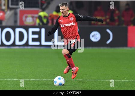 Alejandro Grimaldo ( Bayer 04 Leverkusen ). GER, Bayer 04 Leverkusen vs SC Freiburg, Fussball, Bundesliga, 15. Spieltag, Spielzeit 2024/2025, 21.11.2024 LA RÉGLEMENTATION DFL INTERDIT TOUTE UTILISATION DE PHOTOGRAPHIES COMME SÉQUENCES D'IMAGES ET/OU QUASI-VIDÉO Foto : Eibner-Pressefoto/Thomas Thienel Banque D'Images