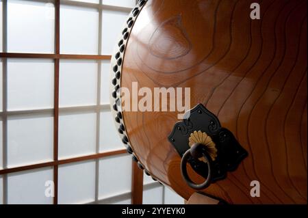 Détail d'un 'taiko' (tambour traditionnel japonais en bois) à côté d'une porte coulissante en papier shoji dans un temple de Kyoto, au Japon. Banque D'Images