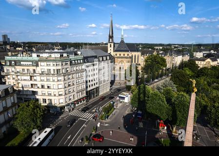 Vue aérienne de la ville de Luxembourg avec la cathédrale notre-Dame et le monument Gëlle Fra Banque D'Images