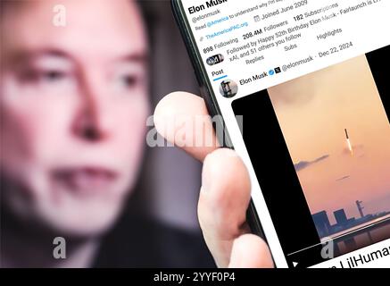 Poltava, Ukraine - 21 décembre 2024. Page de profil Twitter d'Elon Musk avec un nouveau tweet sur un smartphone dans sa main. Banque D'Images