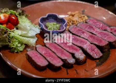 Viande d'oeil-de-côte tranchée moyenne et rare servie sur assiette avec légumes Banque D'Images