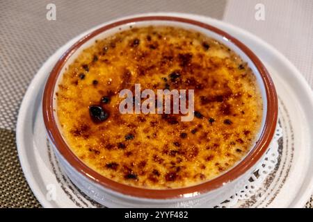 Crème Brûlée, également connu sous le nom de crème brûlée, un dessert à base de crème riche et surmontée par caramel Banque D'Images