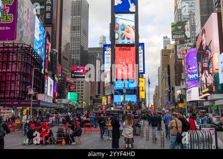 New York, États-Unis - 4 novembre 2024 : vue sur la rue de Times Square dans la journée avec des panneaux d'affichage et des gens dans la rue Banque D'Images