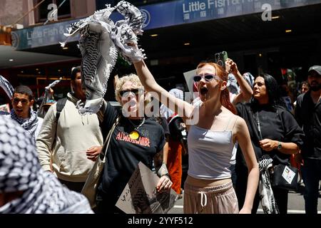 Melbourne, Australie. 22 décembre 2024. Les manifestants crient des slogans pendant le rassemblement. Les manifestants ont organisé un rassemblement au CBD de Melbourne, appelant à des sanctions contre Israël ce Noël pour mettre fin à l'agression sioniste et honorer les vies perdues au moyen-Orient. (Photo de Ye Myo Khant/SOPA images/Sipa USA) crédit : Sipa USA/Alamy Live News Banque D'Images