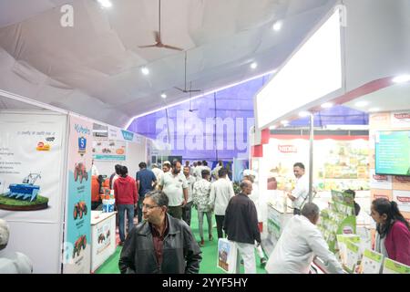 Rajkot, Gujarat, Inde. 21 décembre 2024. Jour 2 de l'Agri World Expo 2024, promenade des visiteurs du Centre. Crédit : Nasirkhan Davi/Alamy Live News Banque D'Images