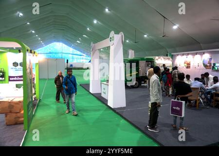 Rajkot, Gujarat, Inde. 21 décembre 2024. Jour 2 de l'Agri World Expo 2024, caméra marche homme, crédit : Nasirkhan Davi/Alamy Live News Banque D'Images