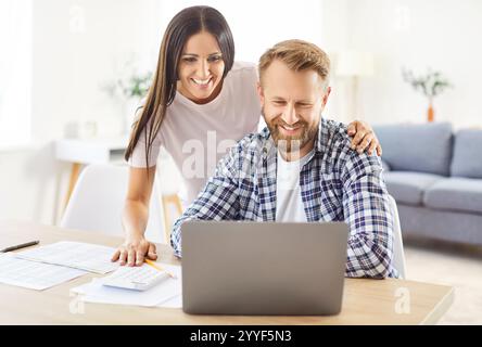 Couple de famille travaillant sur des factures et des paiements avec Un ordinateur portable à la maison Banque D'Images