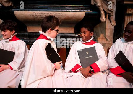 Garçons choristes pendant le service ensemble au chant de Noël à l'abbaye de Westminster à Londres. Date de la photo : vendredi 6 décembre 2024. Banque D'Images