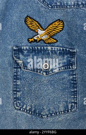 Poche rapprochée d'une chemise en denim, mettant l'accent sur la texture du tissu et la précision de la couture. Banque D'Images