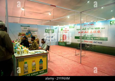 Rajkot, Gujarat, Inde. 21 décembre 2024. Jour 2 de Agri World Expo 2024, stand IFFCO. Crédit : Nasirkhan Davi/Alamy Live News Banque D'Images