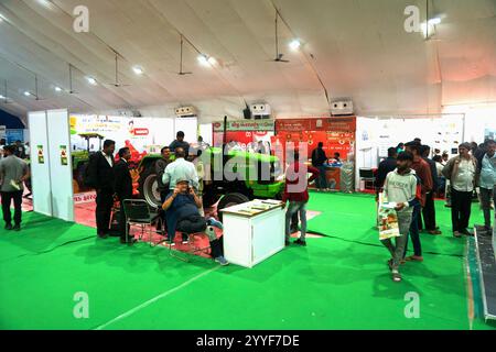 Rajkot, Gujarat, Inde. 21 décembre 2024. Jour 2 de Agri World Expo 2024, tracteur Maruti avec tout le personnel. Crédit : Nasirkhan Davi/Alamy Live News Banque D'Images