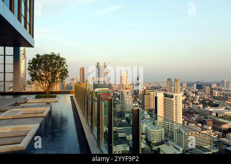 Panorama urbain du quartier financier de Sathorn Road à Bangkok, Thaïlande en fin d'après-midi. Banque D'Images