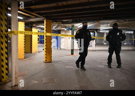 Scène de crime établie où deux hommes ont été poignardés dans le train 7 en direction du sud à Woodside Avenue et la station de métro 61st Street MTA dans le quartier Woodside du Queens. Dimanche matin vers 1230 heures, la police a répondu à la station de métro MTA New York City à Woodside Avenue et 61st Street et a découvert que deux personnes avaient été poignardées. Un homme est dans un état critique après avoir été poignardé dans la poitrine et l'autre homme est dans un état stable après avoir été poignardé au visage. Près de la station de métro, plusieurs personnes ont été menottées et mises dans un fourgon de police de NYPD, on ne sait pas si Banque D'Images