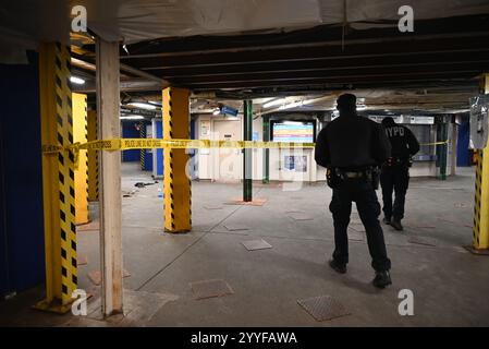 Scène de crime établie où deux hommes ont été poignardés dans le train 7 en direction du sud à Woodside Avenue et la station de métro 61st Street MTA dans le quartier Woodside du Queens. Dimanche matin vers 1230 heures, la police a répondu à la station de métro MTA New York City à Woodside Avenue et 61st Street et a découvert que deux personnes avaient été poignardées. Un homme est dans un état critique après avoir été poignardé dans la poitrine et l'autre homme est dans un état stable après avoir été poignardé au visage. Près de la station de métro, plusieurs personnes ont été menottées et mises dans un fourgon de police de NYPD, on ne sait pas si Banque D'Images