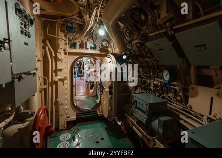 26 octobre 2024, Tivat, Monténégro : vue d'une trappe ouverte menant à l'intérieur d'un sous-marin, montrant des machines complexes, des tuyaux et des panneaux de commande Banque D'Images