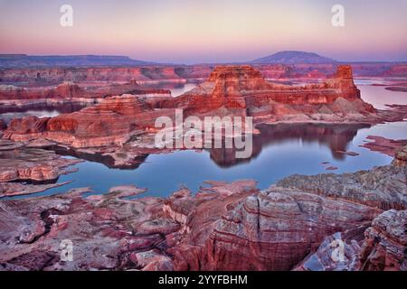 Gunsight Butte sur Gunsight Bay sur le lac Powell, vue depuis Alstrom point au crépuscule, Navajo Mountain in distance, Glen Canyon National Recreation Area, Utah, USA Banque D'Images