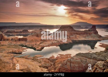 Gunsight Butte sur Gunsight Bay sur le lac Powell, vue depuis Alstrom point au lever du soleil, Navajo Mountain in distance, Glen Canyon National Recreation Area, Utah, États-Unis Banque D'Images