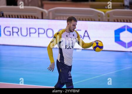 Lorenzo cortesia (Rana Vérone) lors de Cisterna volley vs Rana Vérone, match de Superligue de volleyball Italien Serie A hommes à Cisterna di Latina (LT), Italie, 21 décembre 2024 Banque D'Images