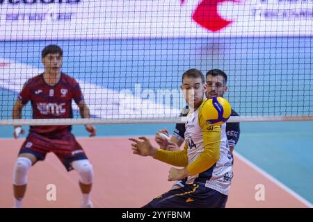 Lorenzo cortesia (Rana Vérone) lors de Cisterna volley vs Rana Vérone, match de Superligue de volleyball Italien Serie A hommes à Cisterna di Latina (LT), Italie, 21 décembre 2024 Banque D'Images